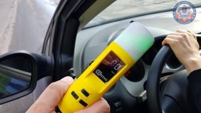 Pijani mężczyźni zmieniali się za kierownicą auta, uszkadzając inne pojazdy