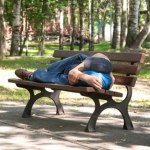 Pijany 16-latek spał na ławce. Obudzony znieważył policjantów