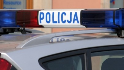 Pijany 16-latek uszkodził 25 samochodów. Wyrywał tablice, lusterka i wycieraczki