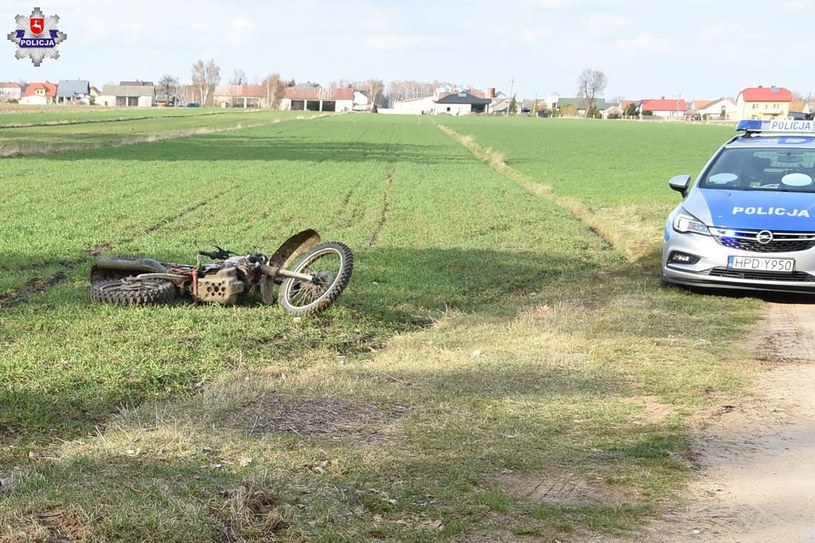 Pijany 18-latek nie zapanował nad jednośladem i zjechał z drogi w pole. Na szczęście nie doznał on poważnych obrażeń /Policja /Informacja prasowa