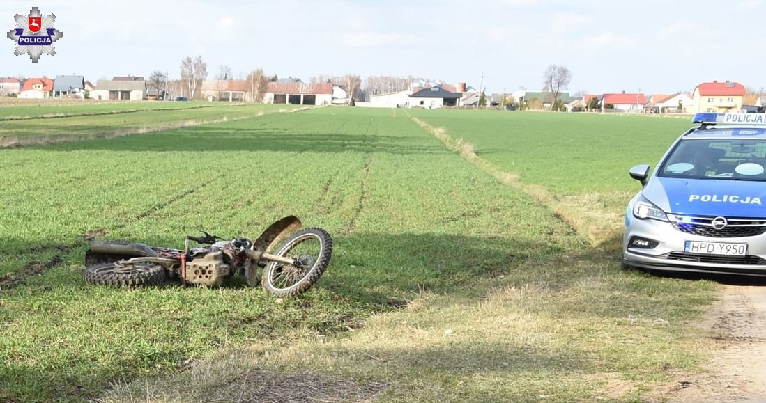 Pijany 18-latek nie zapanował nad jednośladem i zjechał z drogi w pole. Na szczęście nie doznał on poważnych obrażeń /Policja /Informacja prasowa