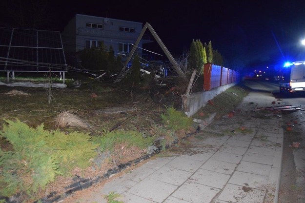 Pijany 19-latek uszkodził 2 ogrodzenia i słup energetyczny /Małopolska Policja /Policja