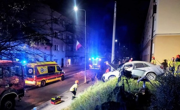 Pijany 22-latek rozbił auto. Z pomocą pośpieszył policjant po służbie