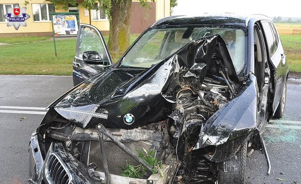 Pijany 28-latek rozbił się na drzewie. "Wypił tylko kilka kieliszków wódki"