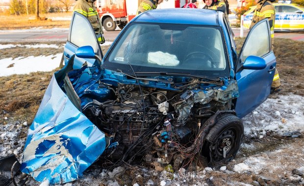Pijany 28-latek wjechał samochodem pod pociąg