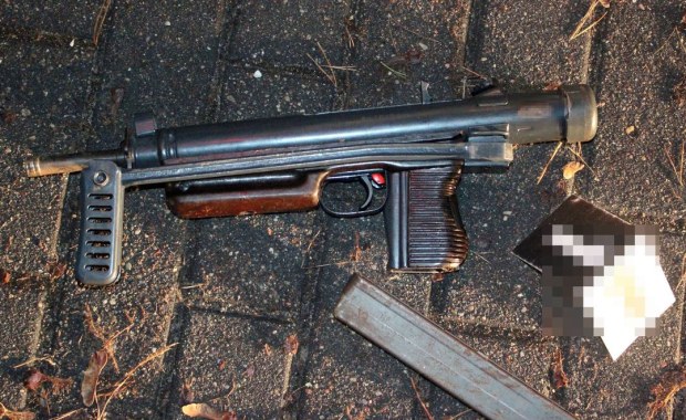 Pijany 31-latek miał w samochodzie pistolet maszynowy, amunicję i narkotyki