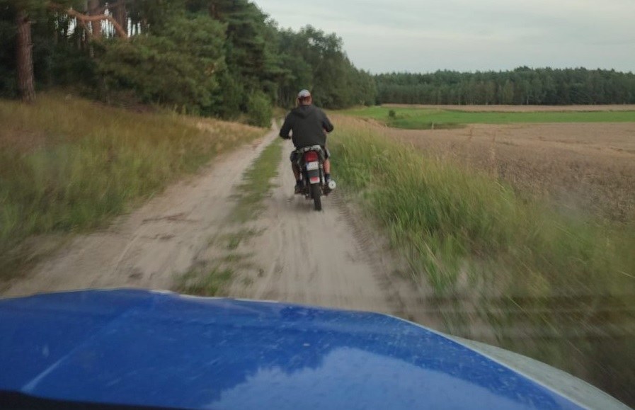 Pijany 34-latek jechał motorowerem bez kasku ze skrzynką piwa na baku /Policja