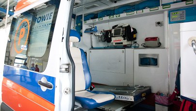 Pijany 36-latek zaatakował załogę karetki i zniszczył sprzęt