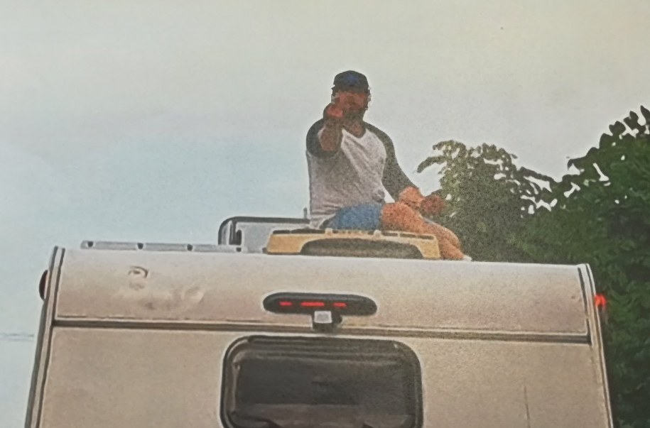 Pijany 39-latek na dachu kampera /Policja