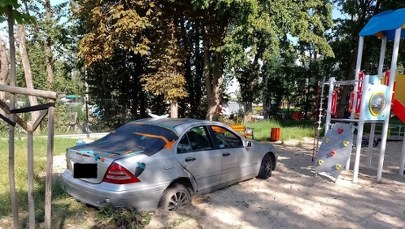 Pijany 50-latek wjechał mercedesem na plac zabaw. Ugrzązł w piasku