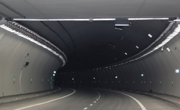 Pijany 57-latek jechał pod prąd tunelem na zakopiance