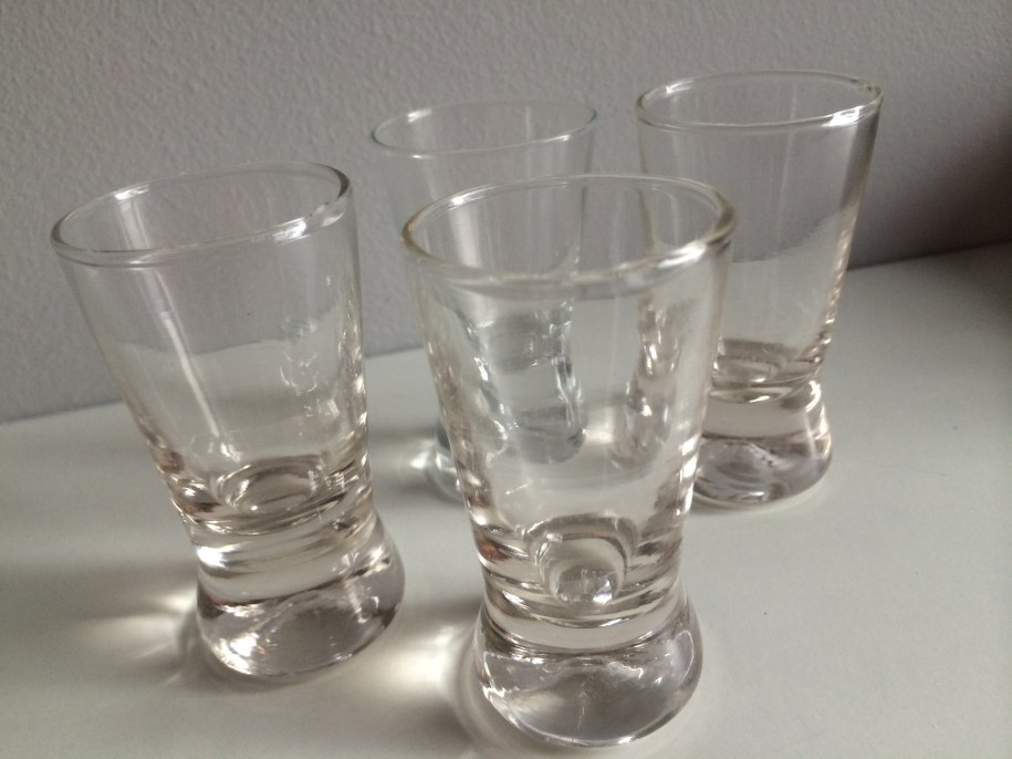 Pijany 9-latek znaleziony nieprzytomny na parkingu. Pił z 33-latkiem na pobliskich łąkach