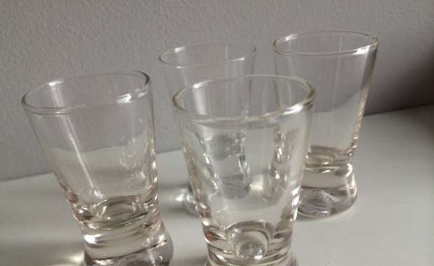 Pijany 9-latek znaleziony nieprzytomny na parkingu. Pił z 33-latkiem na pobliskich łąkach