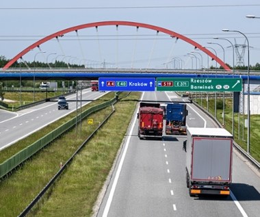 Pijany autostopowicz w jednym bucie. Niebezpieczna sytuacja na A4