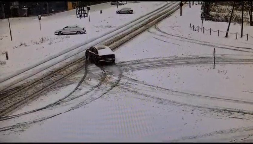 Pijany driftował swoim autem ulicami miasta i zderzył się z radiowozem 