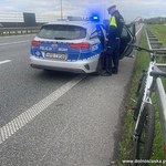 Pijany jechał autostradą na rowerze. Powód powalił policjantów na kolana