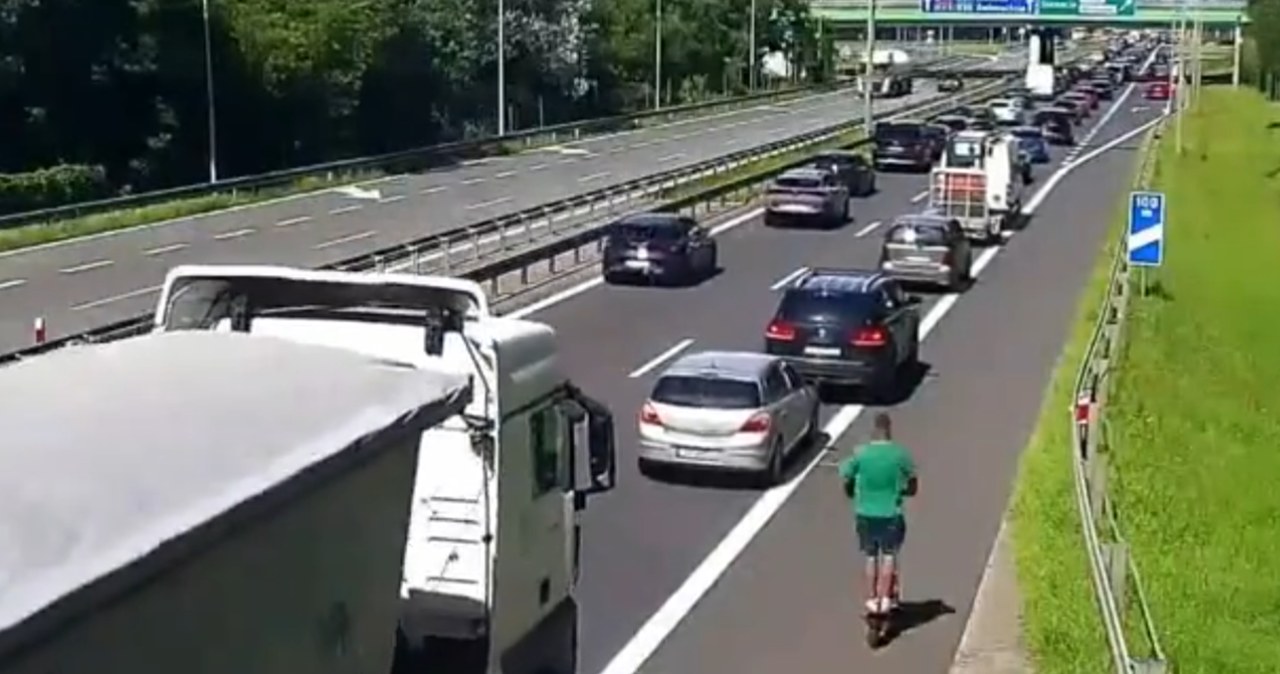 Pijany jechał hulajnogą po autostradzie A6. Policjanci surowo go ukarali /GDDKiA /materiały prasowe