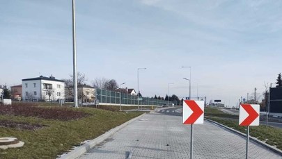 Pijany kierowca audi przejechał na wprost po rondzie, uszkodził znak drogowy i zgubił rejestrację