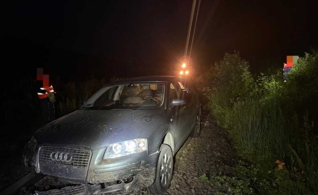 Pijany kierowca audi wjechał na torowisko. Pociąg wyhamował w ostatniej chwili 