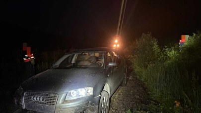 Pijany kierowca audi wjechał na torowisko. Pociąg wyhamował w ostatniej chwili 