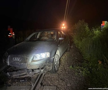 Pijany kierowca audi wjechał na torowisko. Pociąg wyhamował w ostatniej chwili 