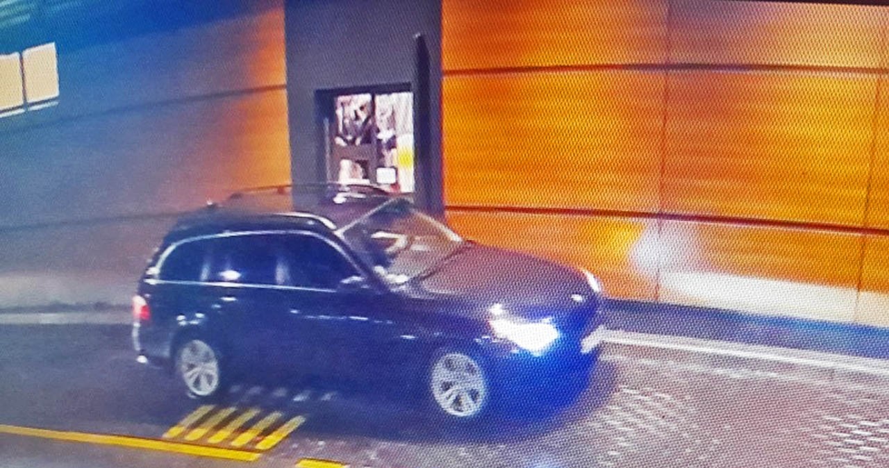 Pijany kierowca BMW zgłodniał, więc przyjechał zamówić coś w restauracji fast food /Policja