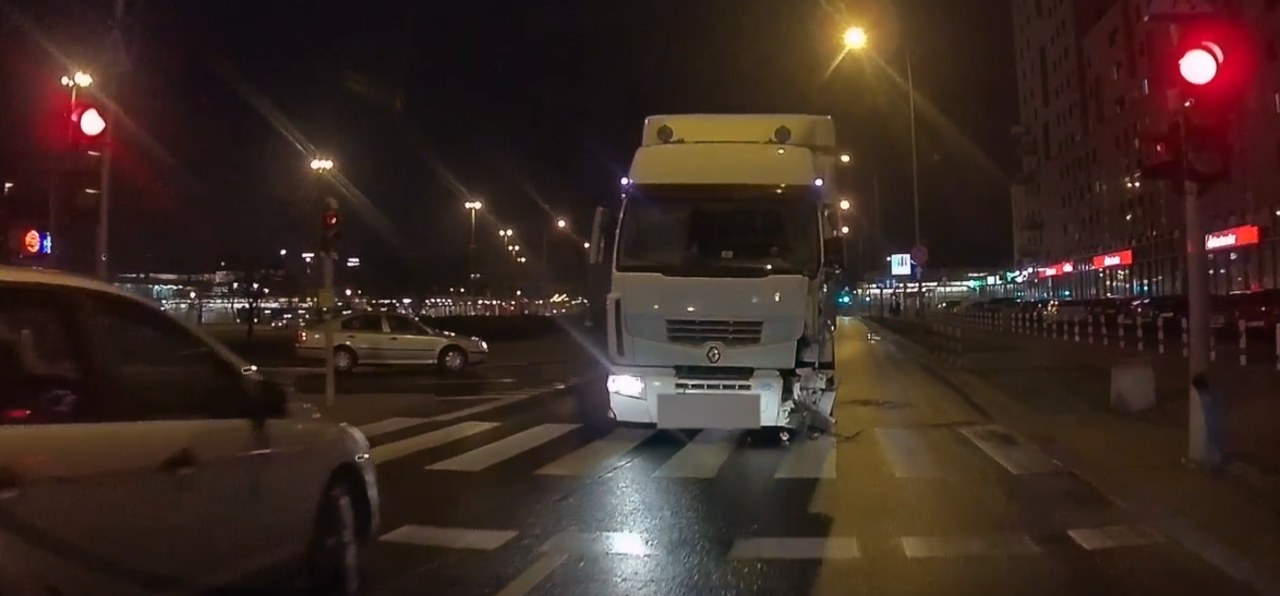 Pijany kierowca ciężarówki jechał pod prąd ulicami Warszawy. Policja publikuje nagranie
