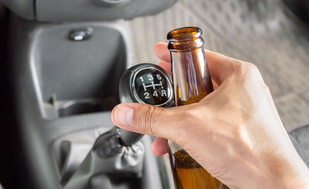 Pijany kierowca ciężarówki pędził autostradą. W kabinie zamiast kawy miał butelkę alkoholu