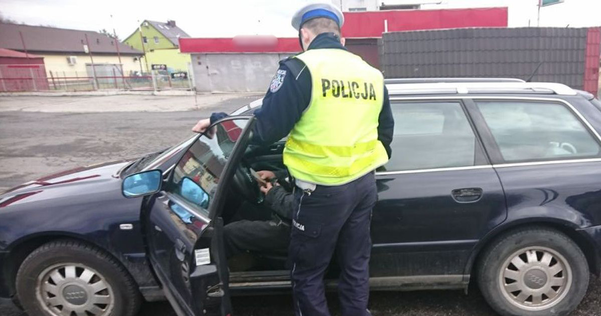 Pijany kierowca i żona bez uprawnień /Policja