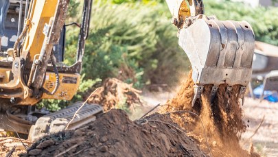 Pijany kierowca koparki. Ukrył się w lesie pod liśćmi