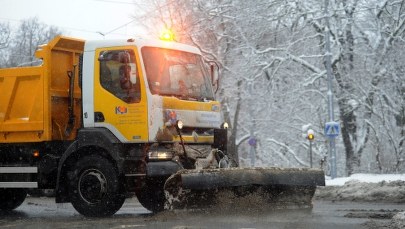 Pijany kierowca pługosolarki staranował dwa auta 