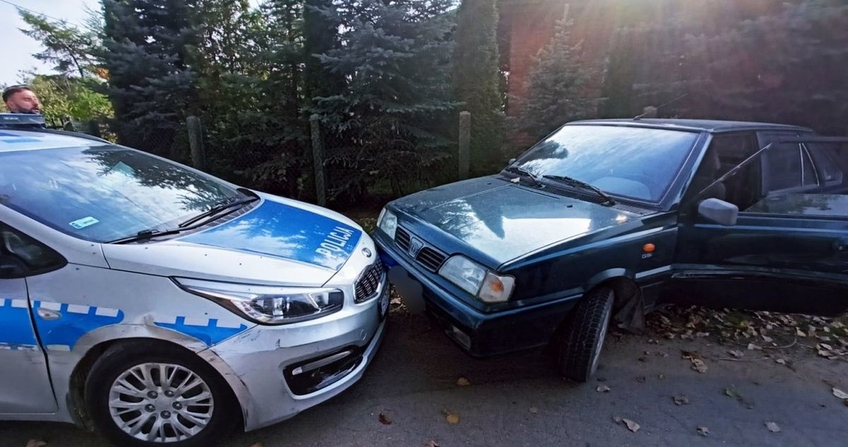 Pijany kierowca Poloneza potrącił policjanta i dwukrotnie uderzył w radiowóz /Policja