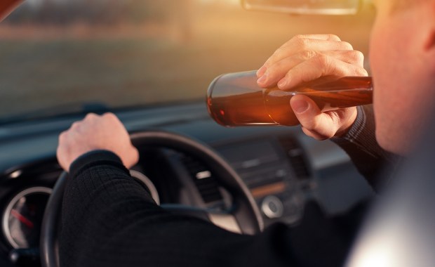 Pijany kierowca potrącił kobietę na chodniku. 37-latka nie żyje