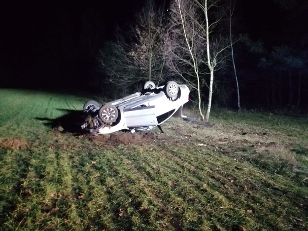 Pijany kierowca prowadził samochód, auto wypadło z drogi i dachowało /http://wwww.piotrkow-trybunalski.policja.gov.pl/ /Policja