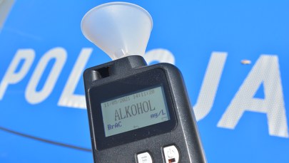 ​Pijany kierowca rozbił się na latarni. Wracał z 6-letnią córką z wigilii