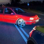 Pijany kierowca spał w aucie na środku drogi krajowej