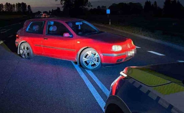 Pijany kierowca spał w aucie na środku drogi krajowej