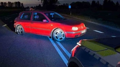 Pijany kierowca spał w aucie na środku drogi krajowej
