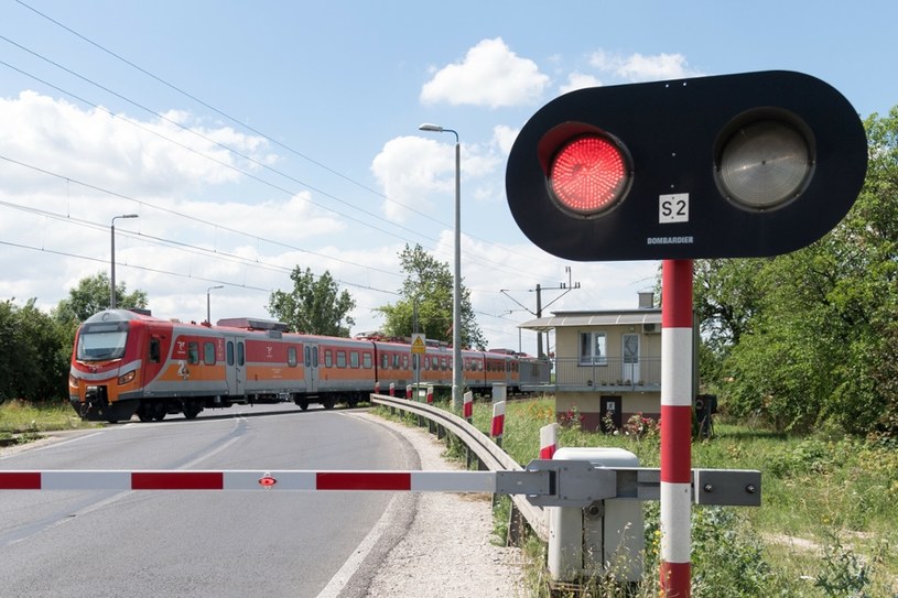 Pijany kierowca staranował pojazdy przed przejazdem kolejowym