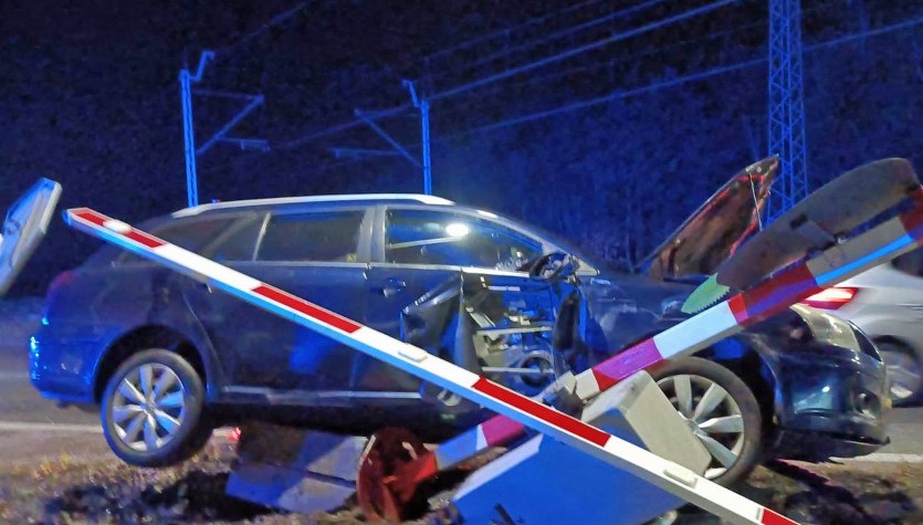 Pijany kierowca staranował sygnalizator. Groźny wypadek przed przejazdem kolejowym NAGRANIE