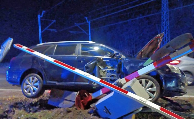 Pijany kierowca staranował sygnalizator. Groźny wypadek przed przejazdem kolejowym NAGRANIE