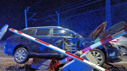 Pijany kierowca staranował sygnalizator. Groźny wypadek przed przejazdem kolejowym NAGRANIE