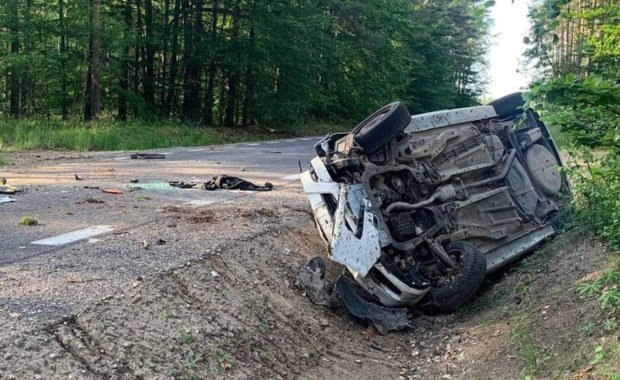 Pijany kierowca stracił kontrolę nad samochodem i dachował
