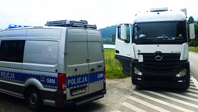 Pijany kierowca TIR-a podczas policyjnej kontroli wypadł z kabiny