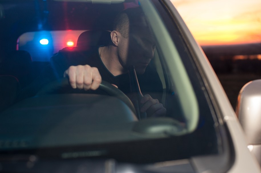 Pijany kierowca uciekał przed policją /Shutterstock