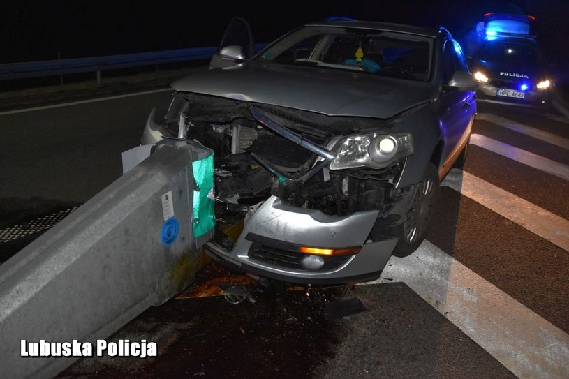 Pijany kierowca uderzył w bariery /Informacja prasowa