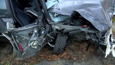 Pijany kierowca uderzył w zaparkowane pojazdy. Wraz z pasażerem trafił do szpitala