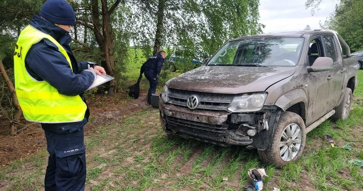 Pijany kierowca Volkswagena Amaroka uciekał przez trzy powiaty /Policja