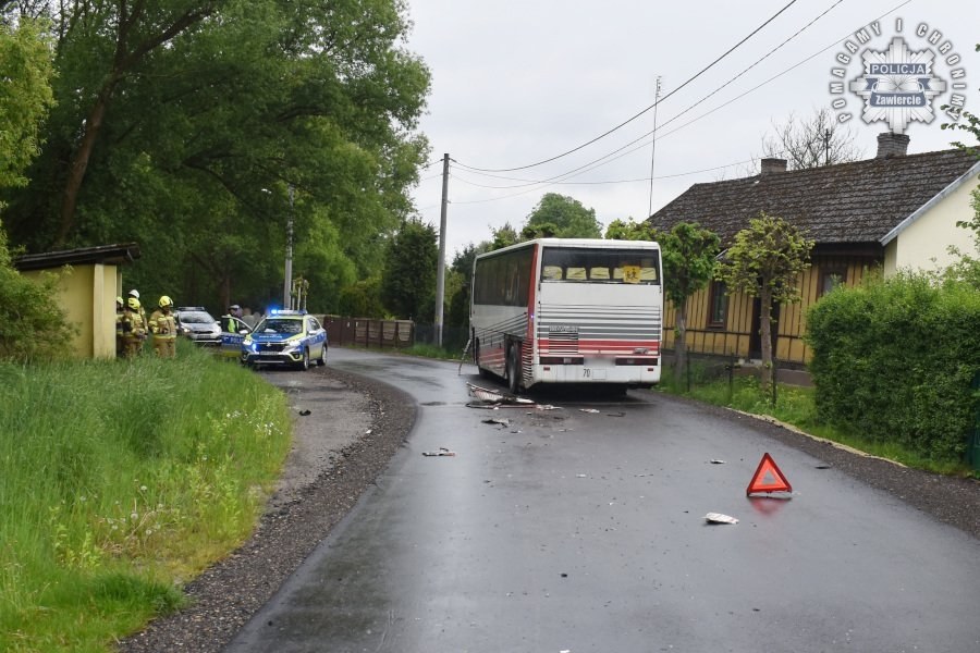 Pijany kierowca wjechał w autobus szkolny, fot. Śląska policja /