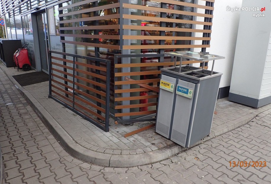 Pijany kierowca wjechał w elewację budynku /Śląska policja /Policja